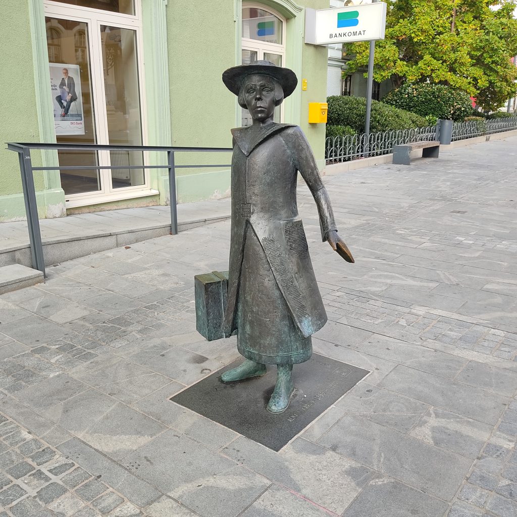 Spominski kip Alme Karlin v bližini železniške postaje Celje