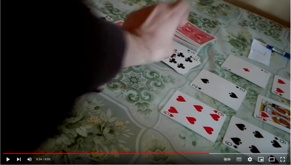Igralec je karovega asa zamenjal za karto v sklopu 6 kart. Vse karte ima obrnjene navzgor