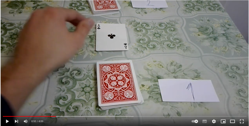 Igralec, ki ni delil, položi karto na mizo
