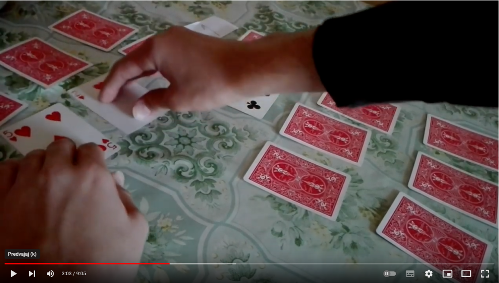 Igralec vzame kateri koli dve karti in jih obrne