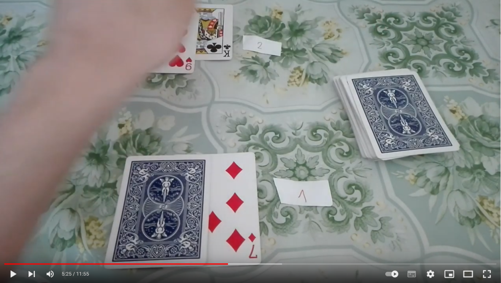 Igralec potegne na določeni višini roko čez svoji 2 karti, kar pomeni, da ne želi karte iz talona